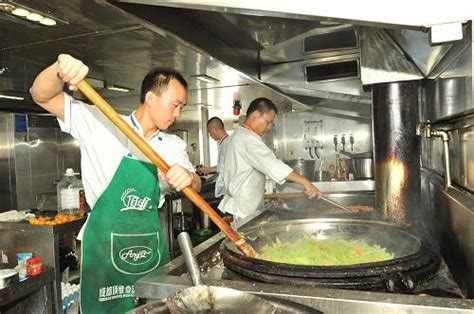 农村的土灶头，烧柴火煮饭的味道，你还记得吗？|柴火|农村|灶头_新浪新闻