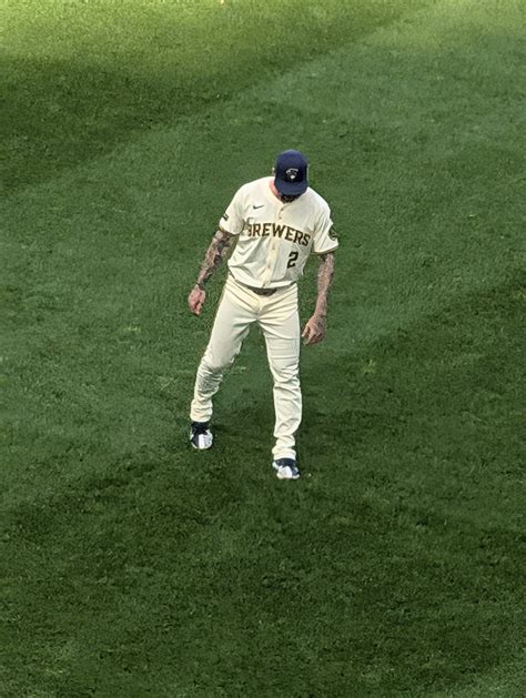ブルワーズ、3連続バントでトロントに2-1逆転勝利