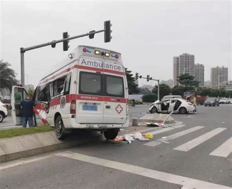 救护车撞击轿车后 两路人被甩飞, 这就是闯红灯的下场视频 _网络排行榜