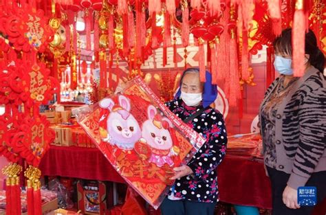 中国农历新年的猴子在节日饰品玩具高清摄影大图-千库网