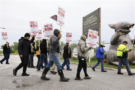 Union workers continue a 7-day strike against QSL America at Iroquois ...