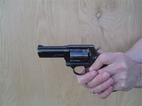 Left Hand Revolver 的图像结果