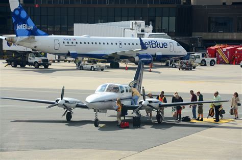 Cape Air Cessna 402C Completes Single Gear Landing In Boston