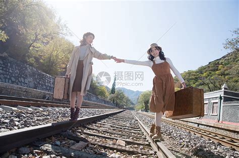 亚洲人郊区美女青年女人走在铁轨上高清图片下载-正版图片501915076-摄图网