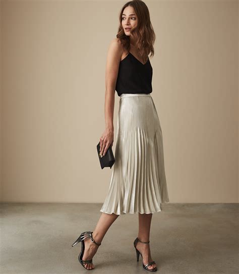 Isidora Knife Pleat Skirt - REISS | Pleated skirt outfit, Outfits, Chic ...