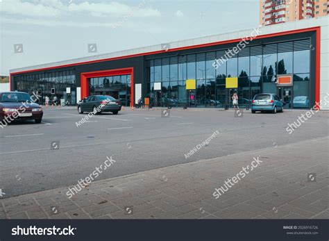 Local Store Outside 的图像结果