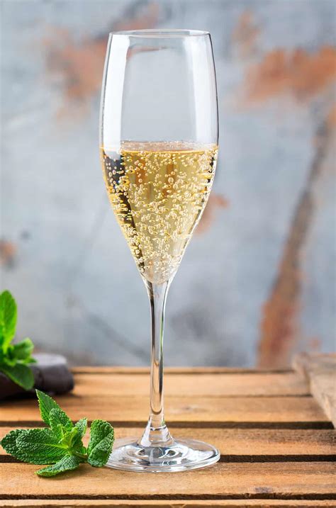 15 Best White Wine Cocktails - HowdyKitchen