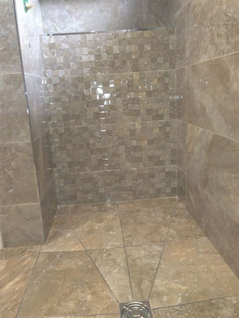 Shower walls with another long niche and down lighters | Porcelanosa ...