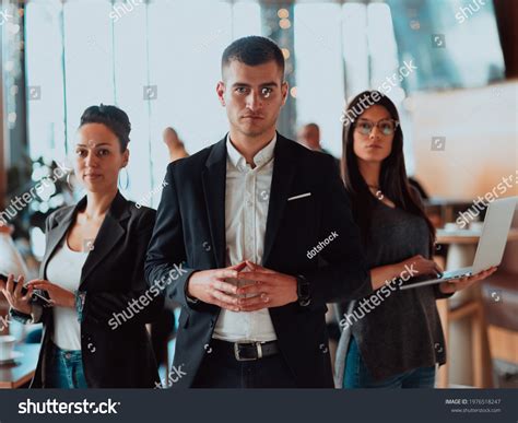 Group of Business People Standing Together Potrait 的图像结果