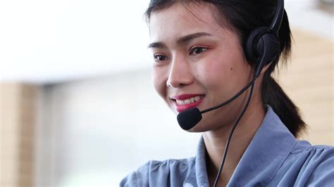亚洲女性接线员和电话销售客户服务的耳机和台式电脑工作团队视频素材_ID:VCG42N1329190434-VCG.COM