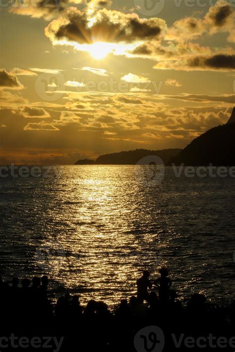 rio de janeiro, rj, brasil, 2022 - pessoas em silhueta assistem o pôr ...