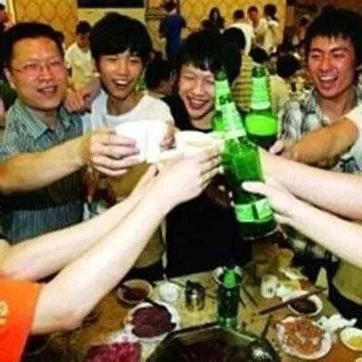 俄罗斯：35名蒙面人打架闹事 淡定哥继续喝酒(图)_凤凰资讯