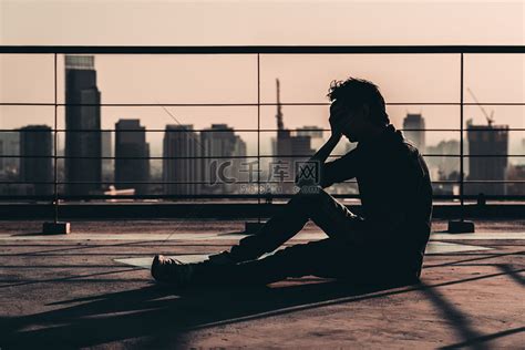 悲伤郁闷男人哭泣坐建筑屋顶黑暗的情绪基调重性抑郁障碍失业概念高清摄影大图-千库网