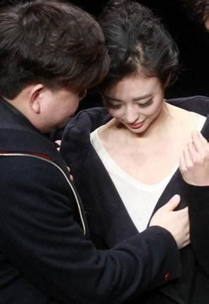 假借买鞋揩油女店员最新素材