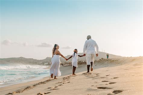20 Creative Family Beach Picture Ideas: Capturing Fun and Memorable ...