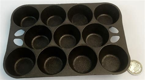 Lot - Vintage Griswold / Wagner Ware Cast Iron Muffin Pan B w/ 11 Forms