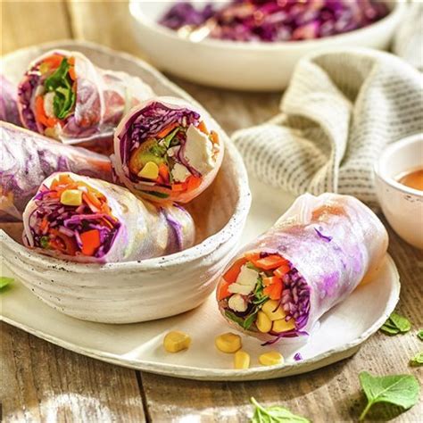 Rollitos de papel de arroz con verduras y queso feta