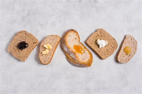 Différents types de pain avec petit déjeuner miel et confiture | Photo ...