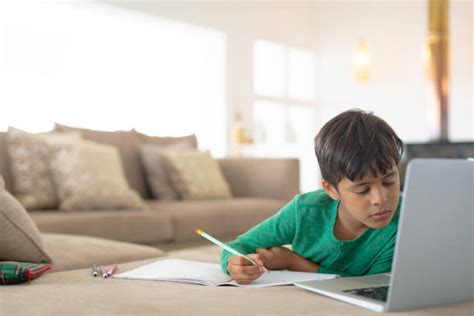 Bored Kid Computer Drawing 的图像结果