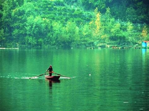 云南卢加湖上乘船前行的人高清图片下载-正版图片501854561-摄图网