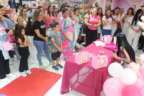 Coco Roper presentó su libro ‘Mírame’ en Costa Rica, rodeada de mujeres ...