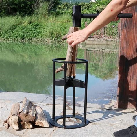 Splitting Firewood Using a Log Splitter 的图像结果