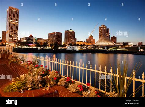 Milwaukee, Wisconsin, USA - skyline at sunset Stock Photo - Alamy