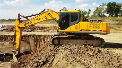 泰国工地实拍，三一重工挖掘机挖土装车过程_腾讯视频