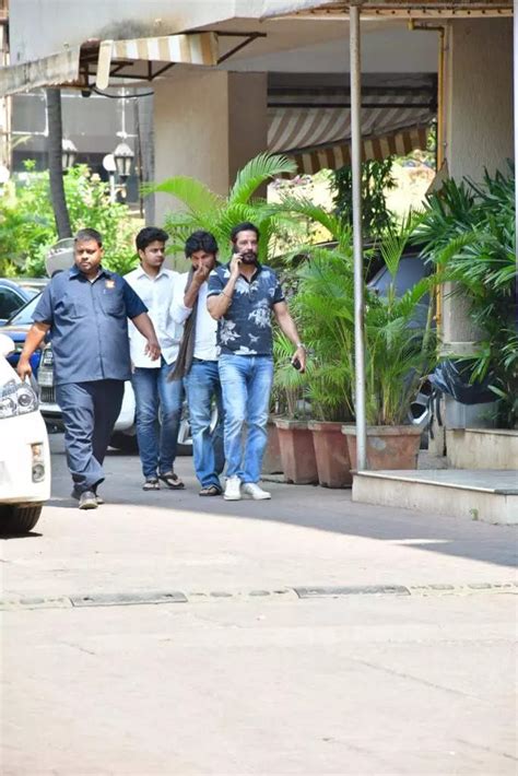 Satish Kaushik funeral: Veteran actor cremated today in Mumbai ...