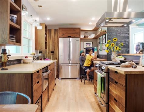 Painted vs. Stained Kitchen Cabinets: A Comparison