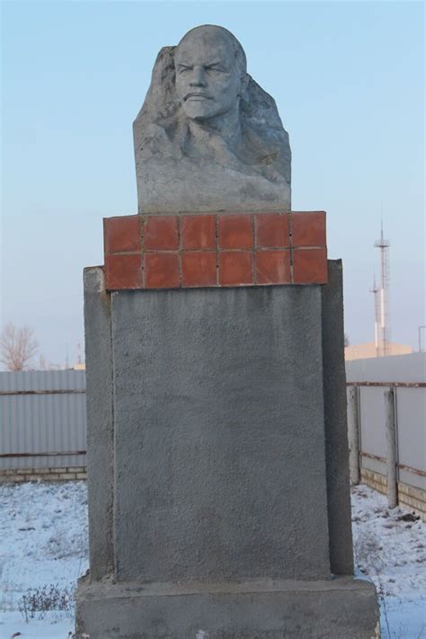 Памятник В.И.Ленину, Республика Калмыкия, Черноземельский район, п ...