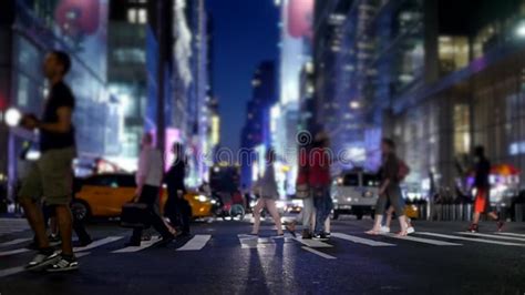 Business People Walking in City 的图像结果