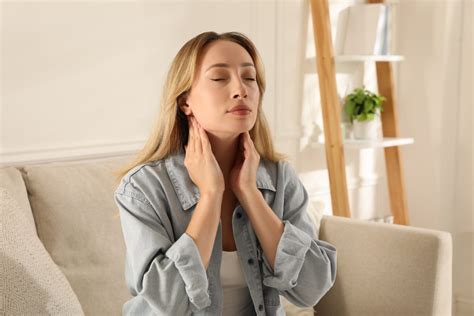 10 Early Warning Signs of Thyroid Problems - Healthcare Associates of Texas