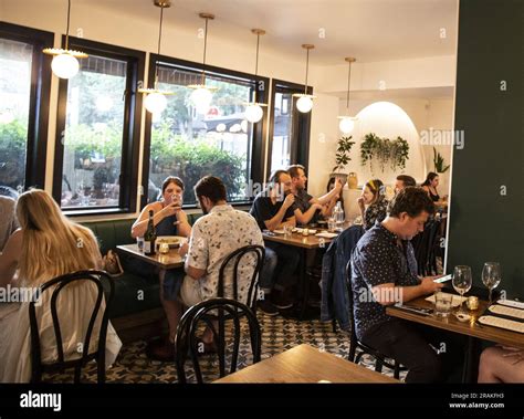 Restaurant Eating 的图像结果