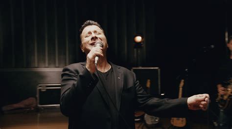 Steve Perry e Willie Nelson cantam clássico do Journey - Kiss FM