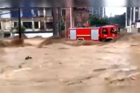 小车被洪水冲走司机被困 消防员横渡激流救援_凤凰网视频_凤凰网