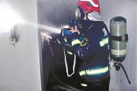 居民楼深夜失火 消防员紧急疏散氧气罩让给三岁娃_凤凰湖北