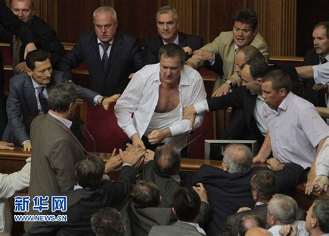 组图：乌克兰议会在审议语言法时陷入混战-搜狐新闻