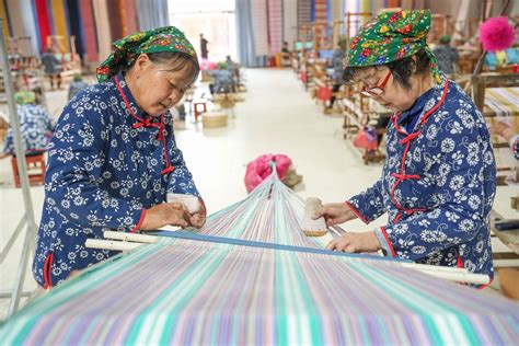 山西永济：纺织艺人制作手工土布