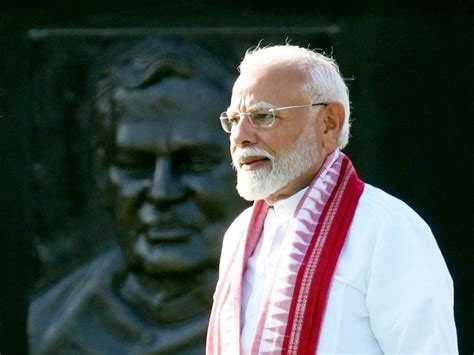 शपथ समारोह से पहले नरेंद्र मोदी ने महात्मा गांधी और अटल बिहारी वाजपेयी ...
