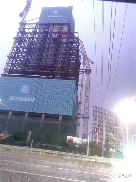 郑州包工头爬上30米高塔吊讨薪_图片频道_财新网