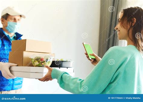 从送货员处收货的妇女 家送餐服务，网上购物，智能手机 库存图片. 图片 包括有 薄饼, 快速, 纸板, 食物 - 181770665