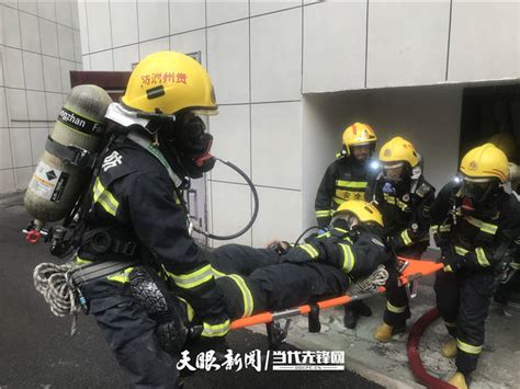 江西泰和 女童被卡楼梯间身体悬空 消防员紧急救援_北京时间