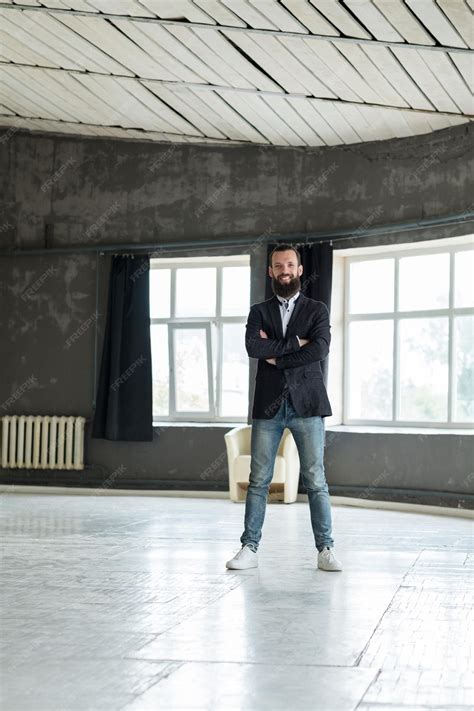 Action Poses Man in Business Suit 的图像结果