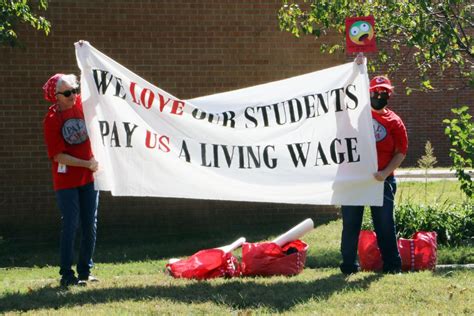 USD 497 workers push for higher wages during afternoon picket - The Budget