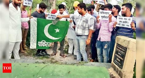 Students' Body Removes 'Chadar' From Grave: Students' body removes ...