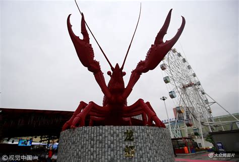宜昌街头现5米高“大龙虾”雕塑引市民围观 - 海报新闻