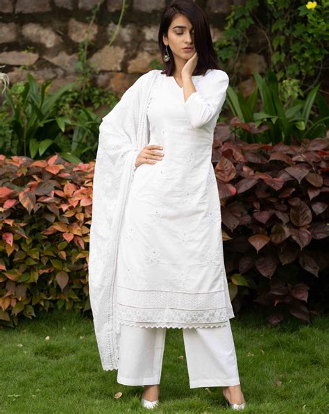 Holi Fashion: व्हाइट में ट्राई करें ये Outfits, स्टाइल के साथ मिलेगा ...