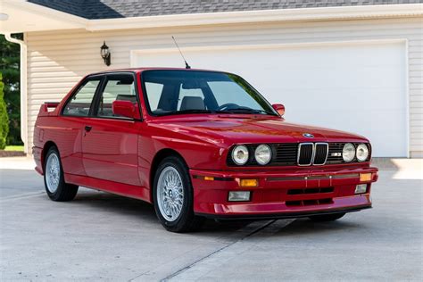 BMW E30 M3 de 1988, com apenas 8000 milhas, em leilão.