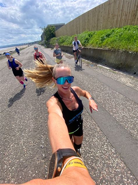 La influencer Sophie Holmes completa 36 maratones en 36 días con ...